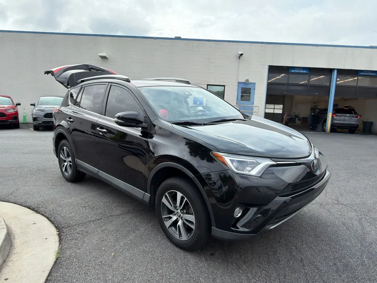 2018 Toyota RAV4 XLE thumbnail 13