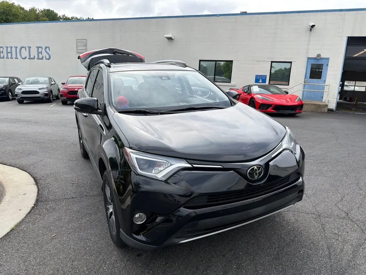2018 Toyota RAV4 XLE thumbnail 14