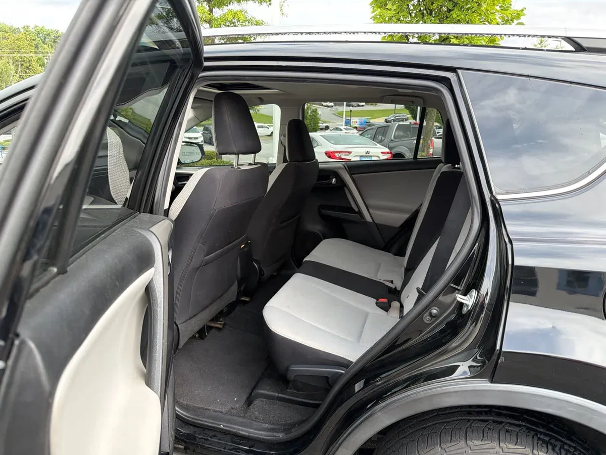 2018 Toyota RAV4 XLE thumbnail 16