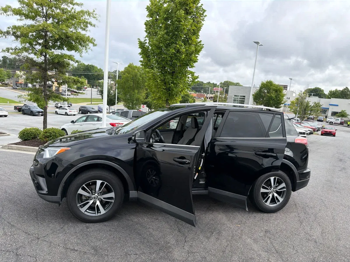 2018 Toyota RAV4 XLE thumbnail 18