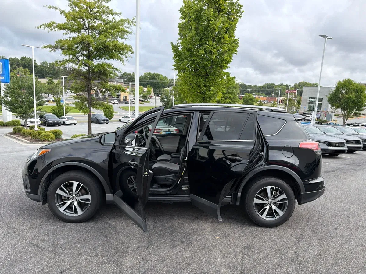 2018 Toyota RAV4 XLE thumbnail 19