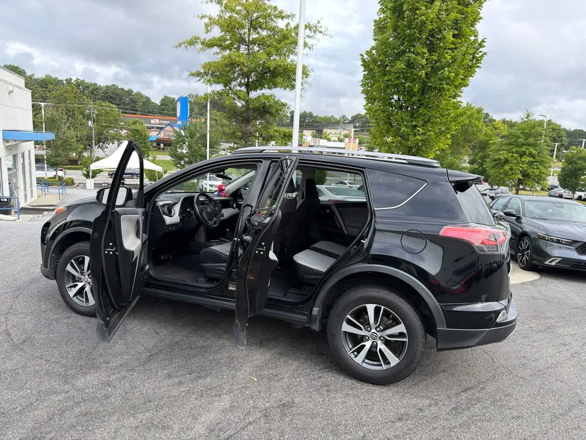 2018 Toyota RAV4 XLE thumbnail 20
