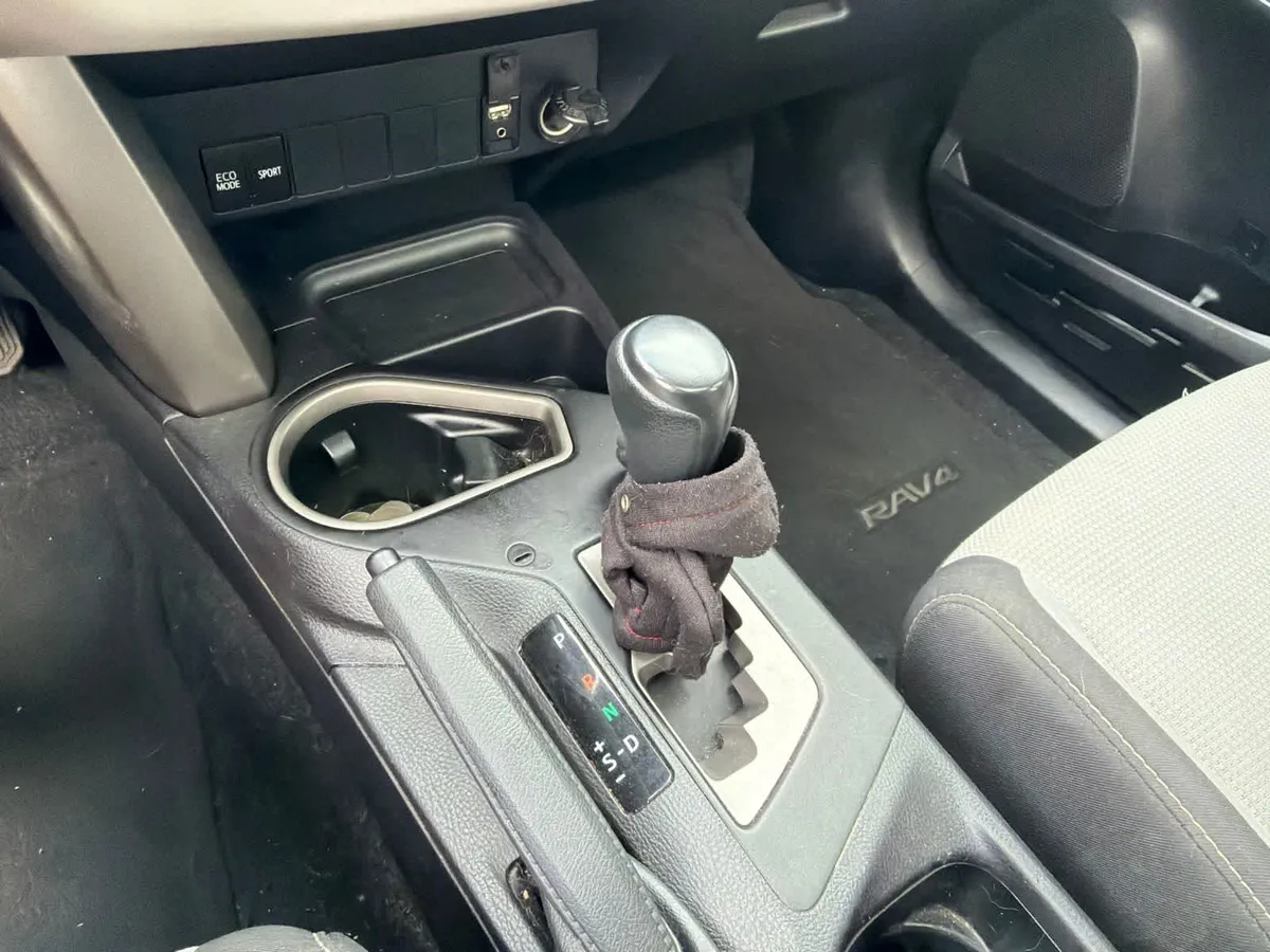 2018 Toyota RAV4 XLE thumbnail 24