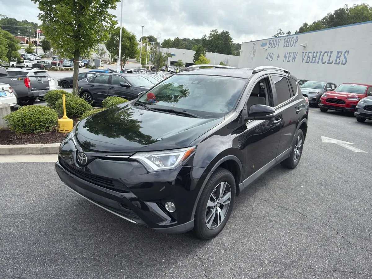 2018 Toyota RAV4 XLE thumbnail 3