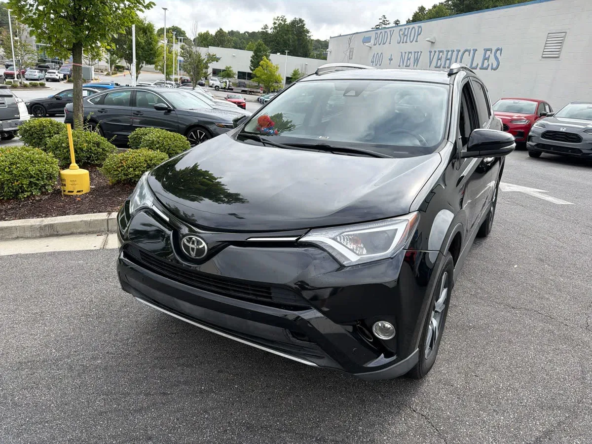 2018 Toyota RAV4 XLE thumbnail 4