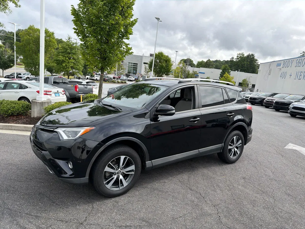 2018 Toyota RAV4 XLE thumbnail 5