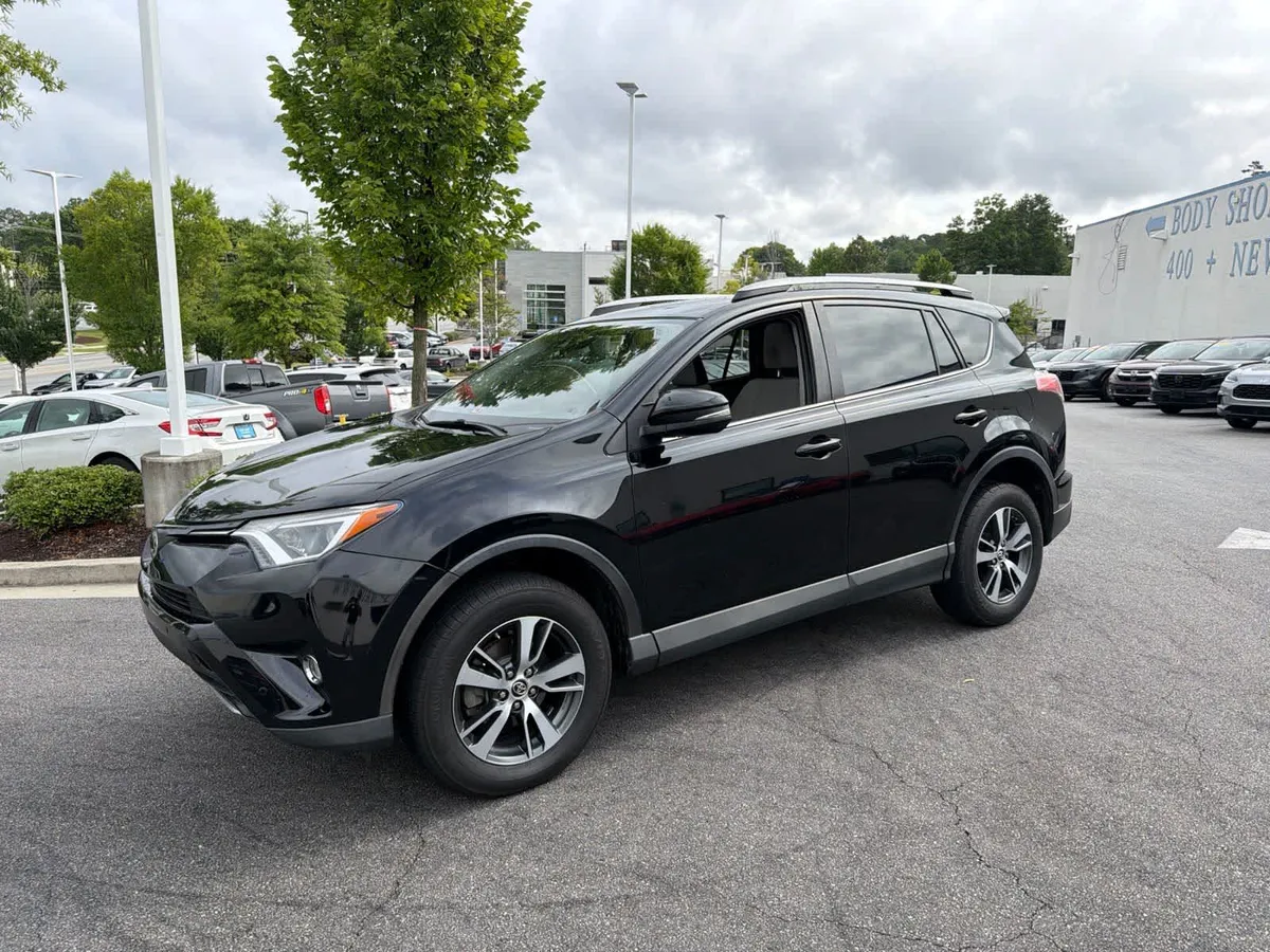 2018 Toyota RAV4 XLE thumbnail 6