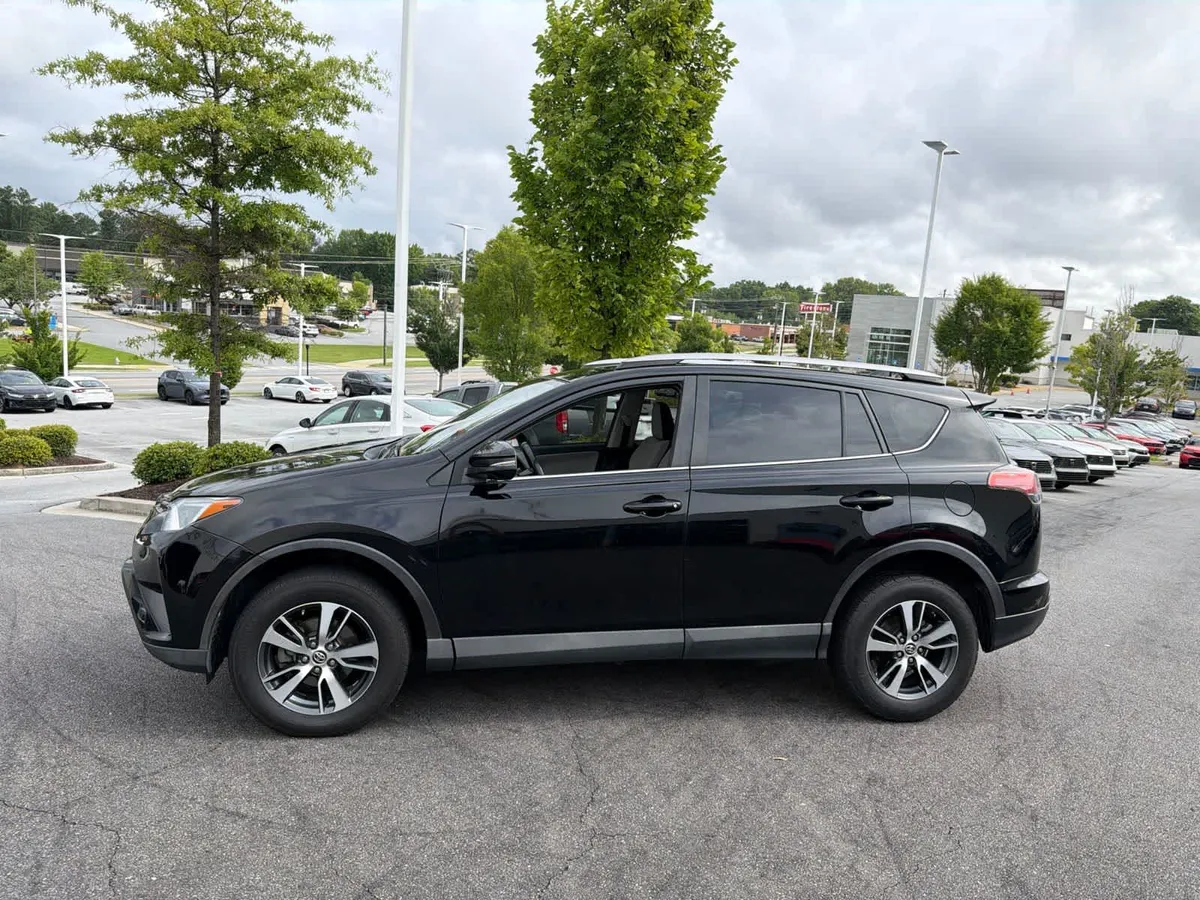 2018 Toyota RAV4 XLE thumbnail 7
