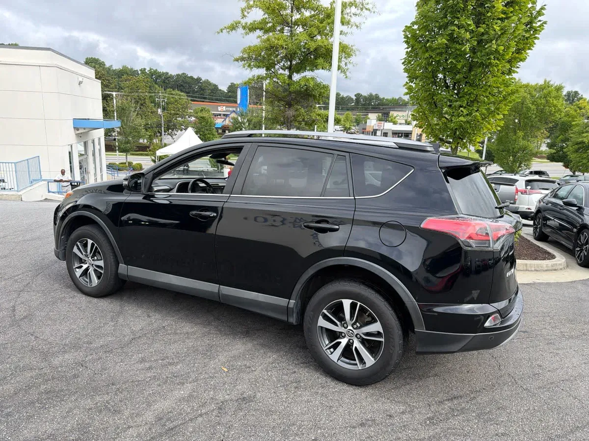 2018 Toyota RAV4 XLE thumbnail 8