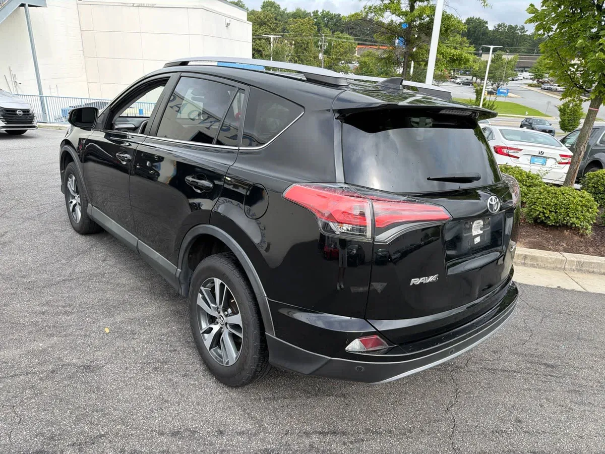 2018 Toyota RAV4 XLE thumbnail 9