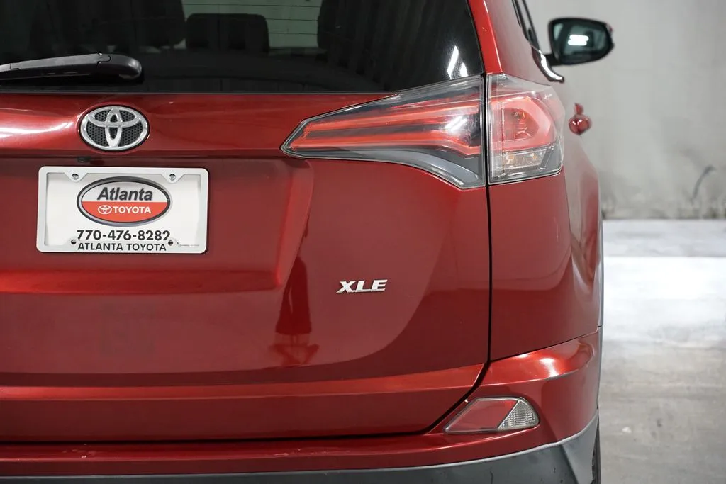 2018 Toyota RAV4 XLE thumbnail 10