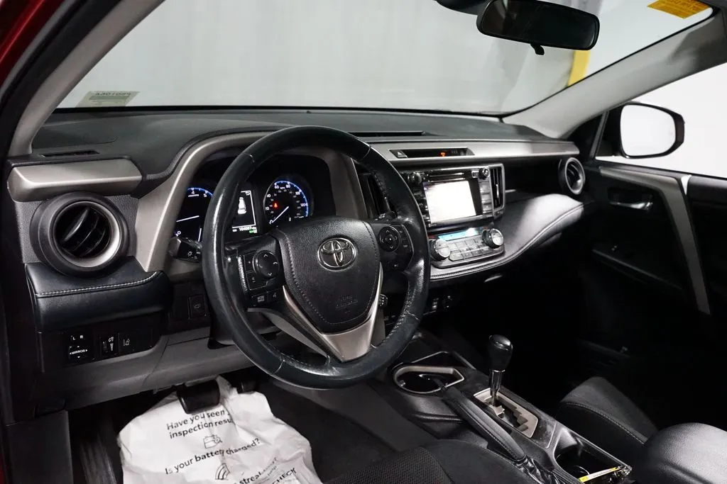 2018 Toyota RAV4 XLE thumbnail 11