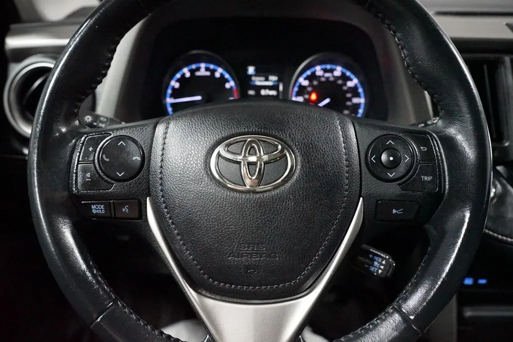 2018 Toyota RAV4 XLE thumbnail 12