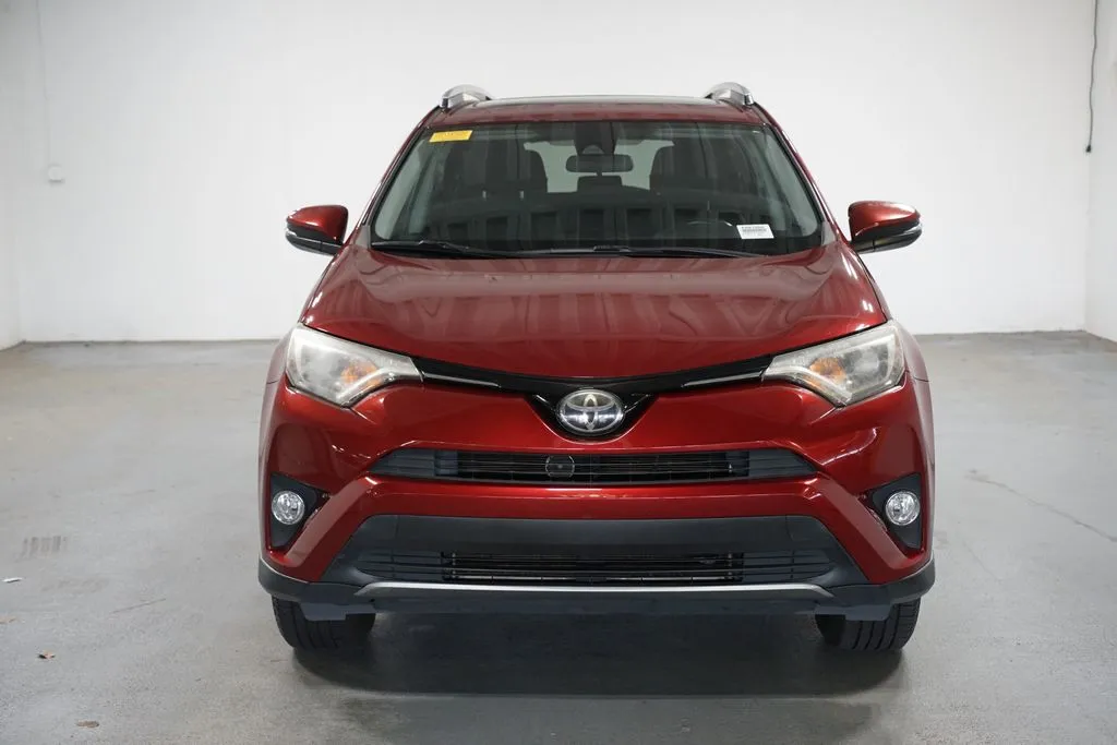 2018 Toyota RAV4 XLE thumbnail 2
