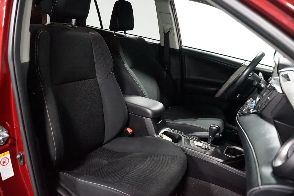 2018 Toyota RAV4 XLE thumbnail 26
