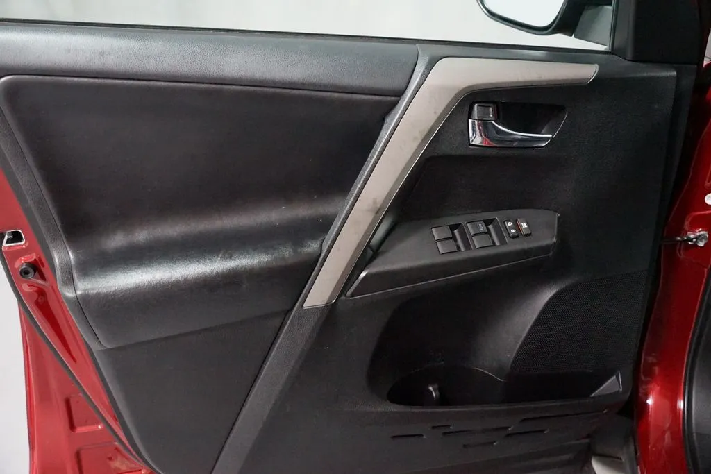 2018 Toyota RAV4 XLE thumbnail 28