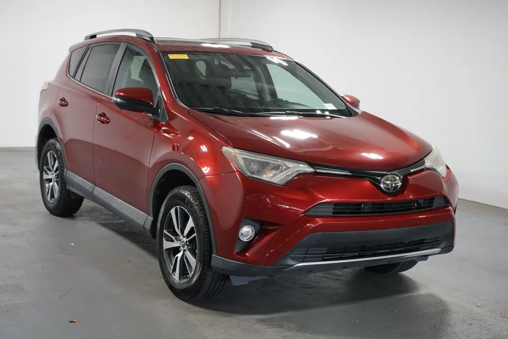2018 Toyota RAV4 XLE thumbnail 3