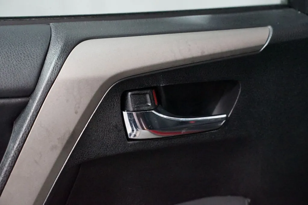 2018 Toyota RAV4 XLE thumbnail 30