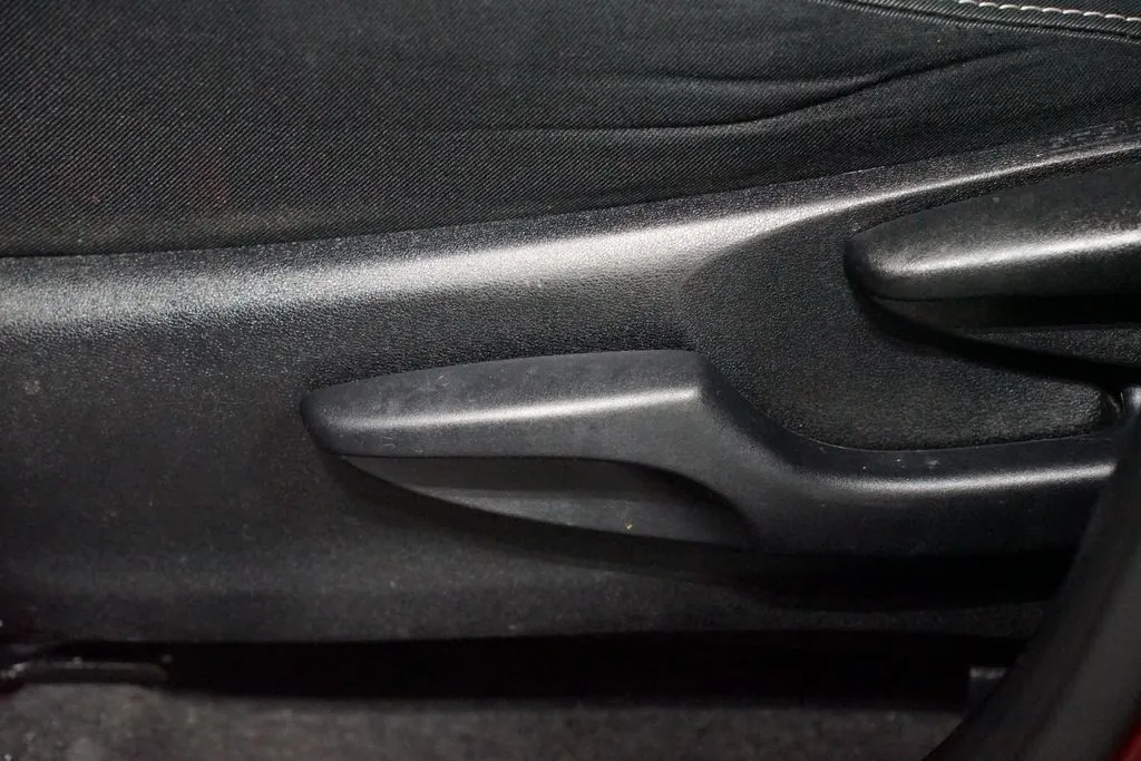 2018 Toyota RAV4 XLE thumbnail 31