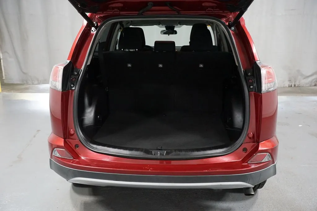 2018 Toyota RAV4 XLE thumbnail 34