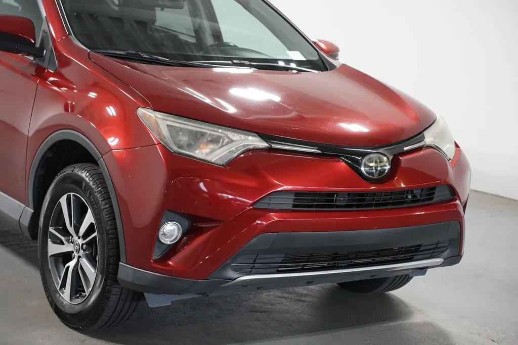 2018 Toyota RAV4 XLE thumbnail 4