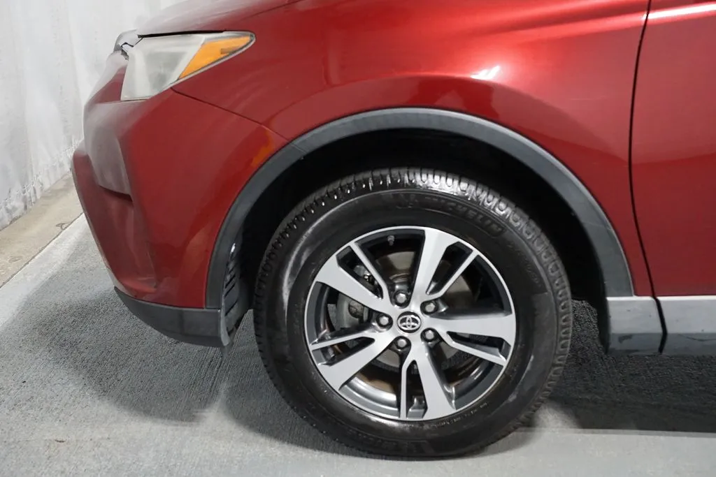 2018 Toyota RAV4 XLE thumbnail 5