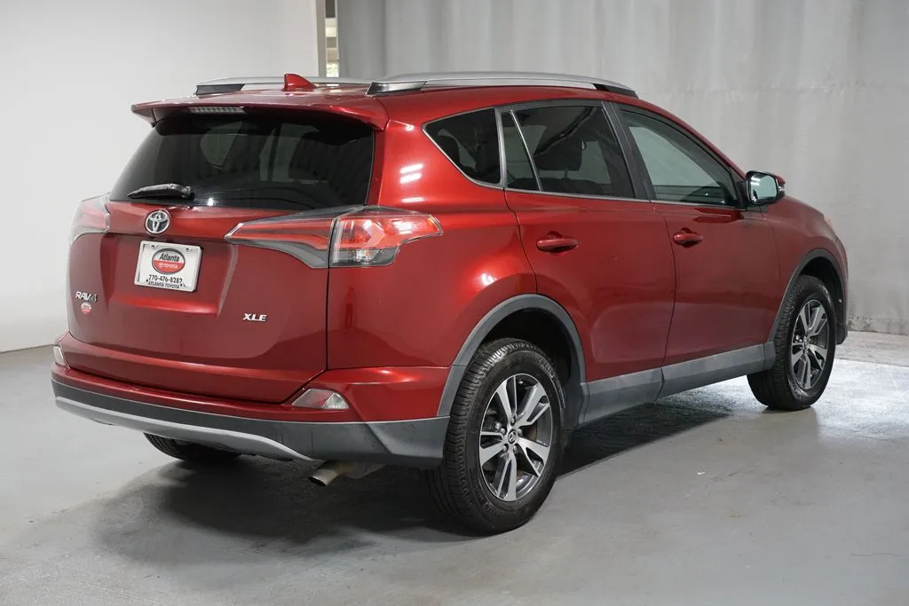 2018 Toyota RAV4 XLE thumbnail 8