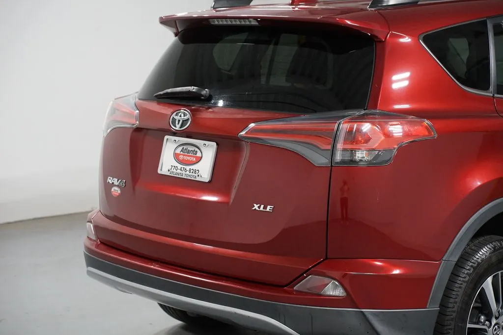 2018 Toyota RAV4 XLE thumbnail 9