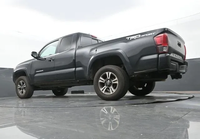 2018 Toyota Tacoma TRD Sport thumbnail 10