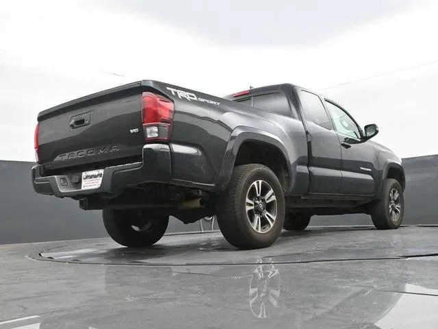 2018 Toyota Tacoma TRD Sport thumbnail 11