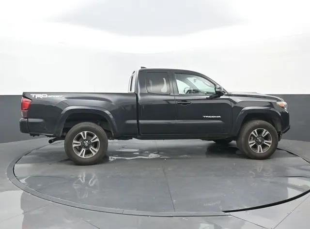 2018 Toyota Tacoma TRD Sport thumbnail 2