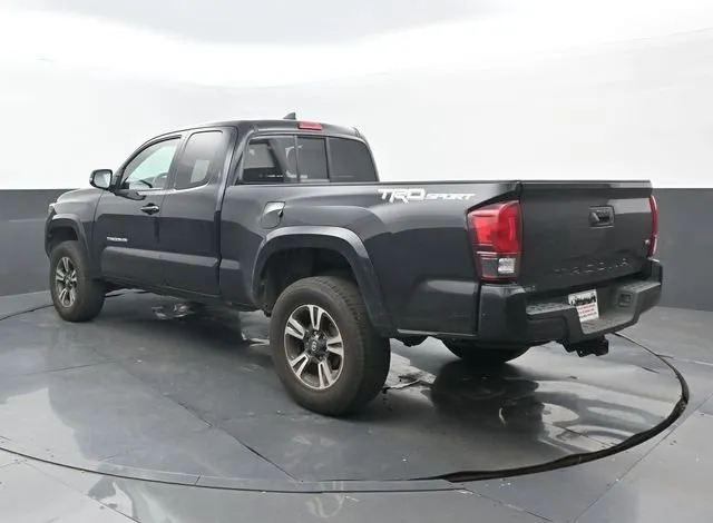 2018 Toyota Tacoma TRD Sport thumbnail 3