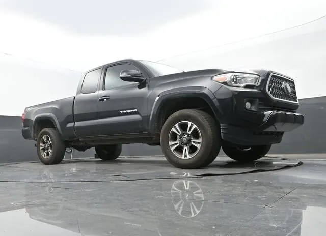 2018 Toyota Tacoma TRD Sport thumbnail 9
