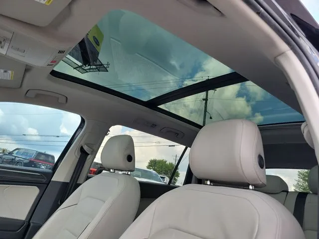 2018 Volkswagen Tiguan 2.0T SEL Premium thumbnail 12