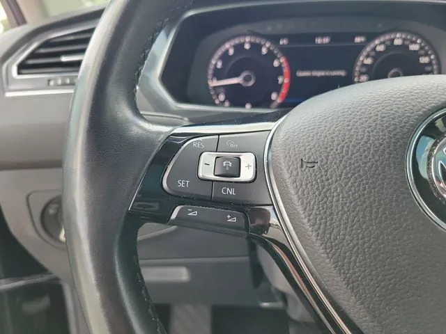 2018 Volkswagen Tiguan 2.0T SEL Premium thumbnail 15