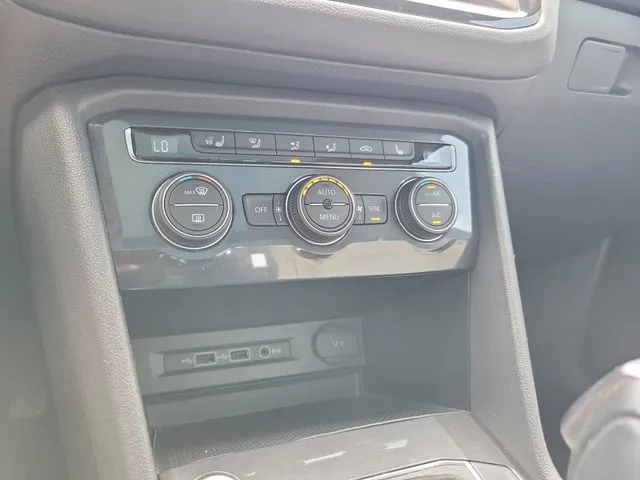 2018 Volkswagen Tiguan 2.0T SEL Premium thumbnail 23
