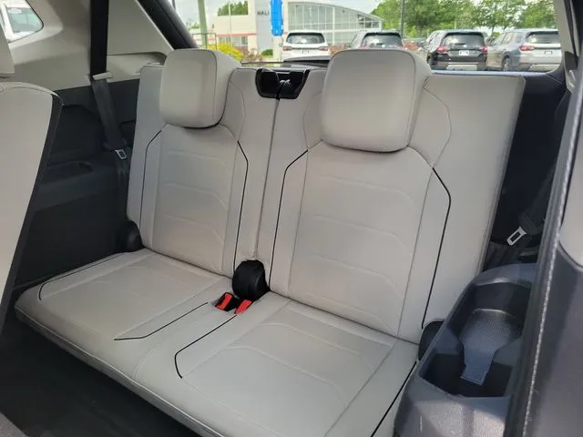 2018 Volkswagen Tiguan 2.0T SEL Premium thumbnail 28
