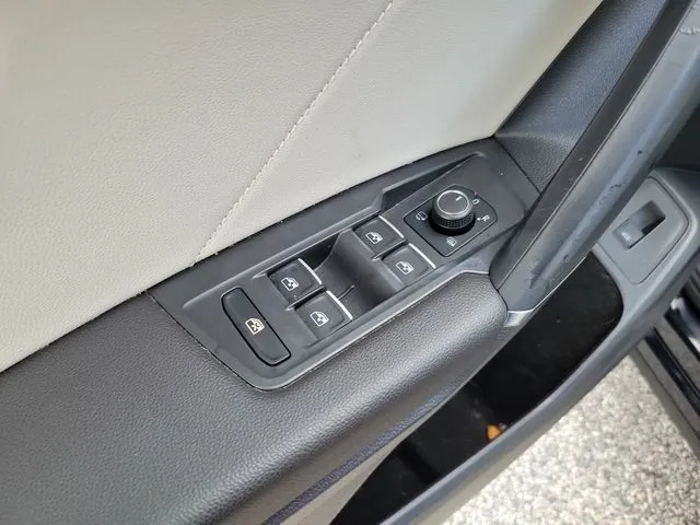 2018 Volkswagen Tiguan 2.0T SEL Premium thumbnail 9