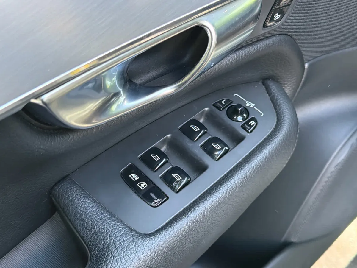 2018 Volvo XC90 Momentum thumbnail 23