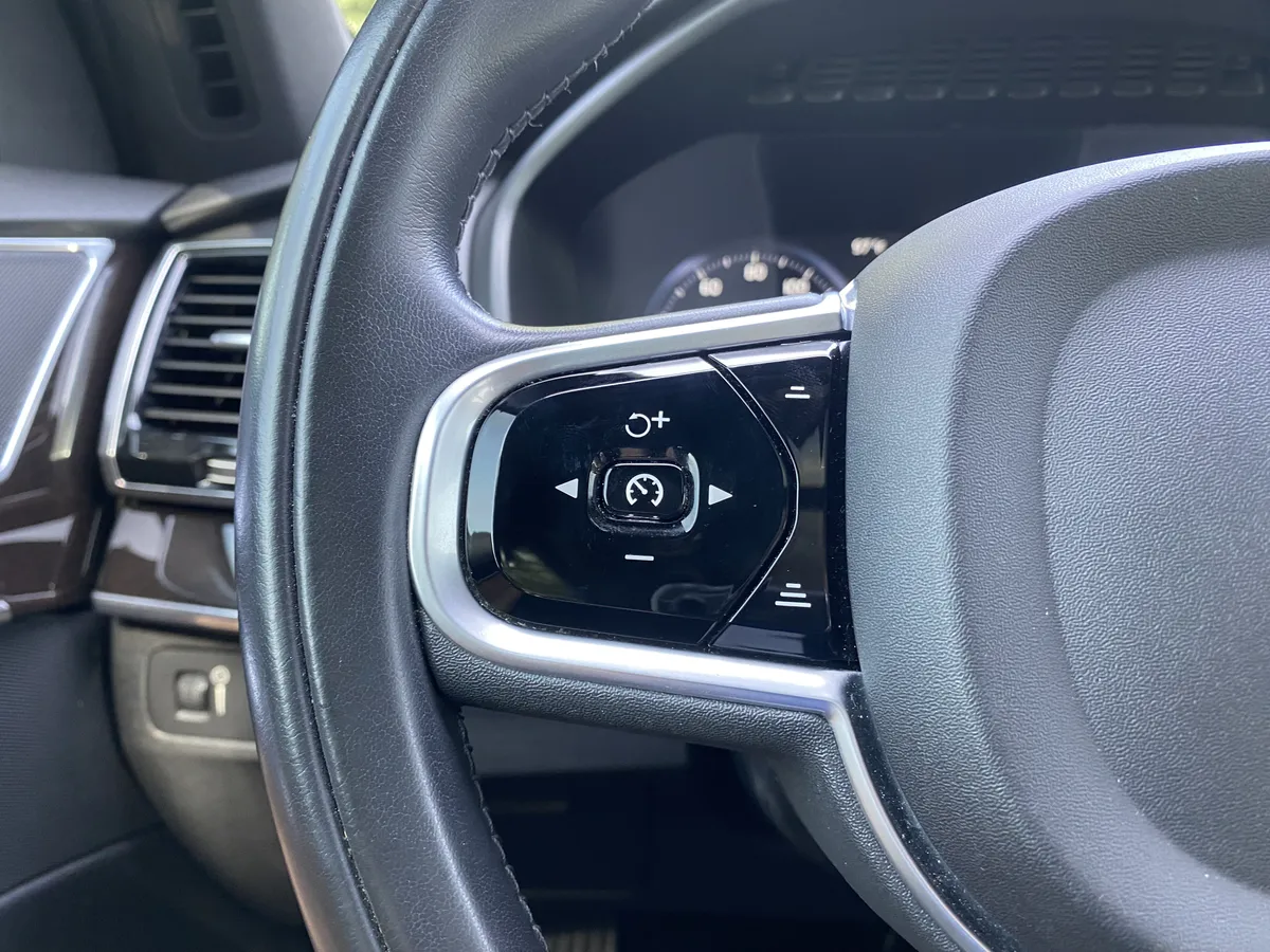 2018 Volvo XC90 Momentum thumbnail 16
