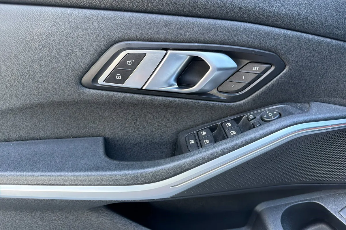 2019 BMW 3 Series 330i thumbnail 11