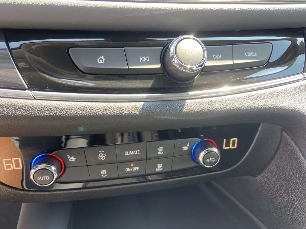 2019 Buick Enclave Essence thumbnail 25