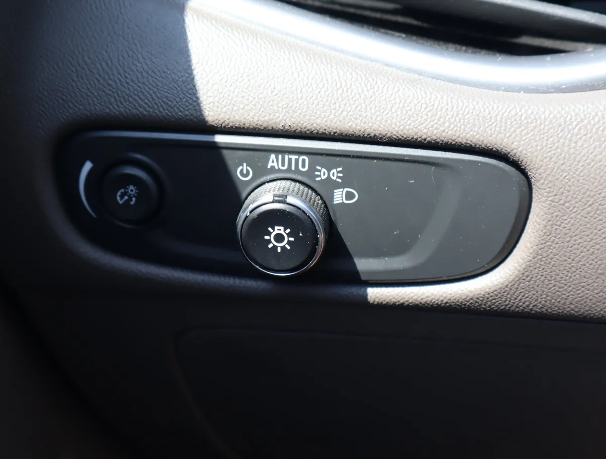 2019 Chevrolet Malibu LS thumbnail 17