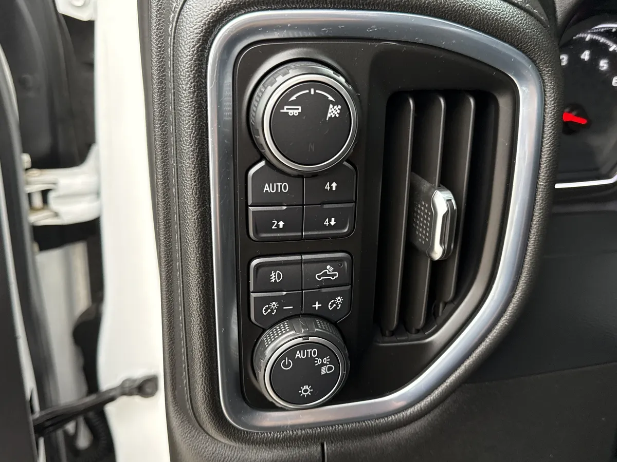 2019 Chevrolet Silverado 1500 RST thumbnail 17