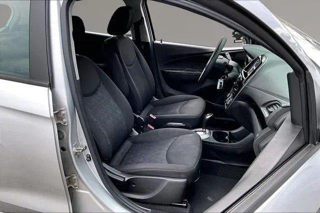 2019 Chevrolet Spark LS thumbnail 24