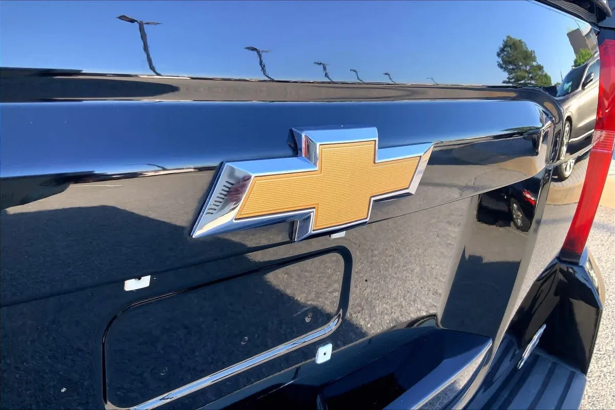 2019 Chevrolet Suburban LT thumbnail 10