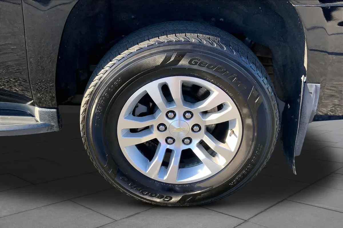 2019 Chevrolet Suburban LT thumbnail 11