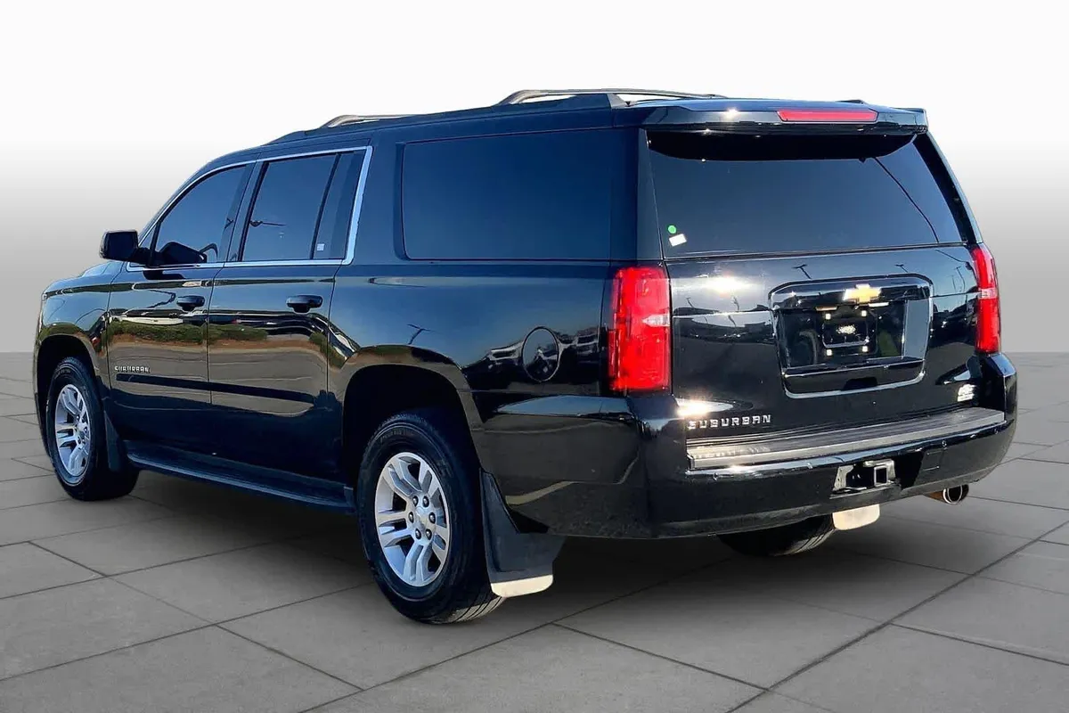 2019 Chevrolet Suburban LT thumbnail 12