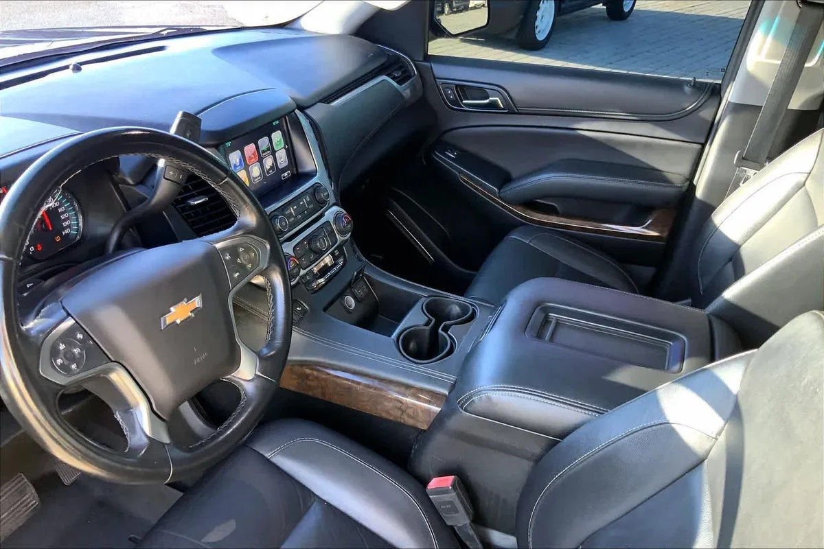 2019 Chevrolet Suburban LT thumbnail 16