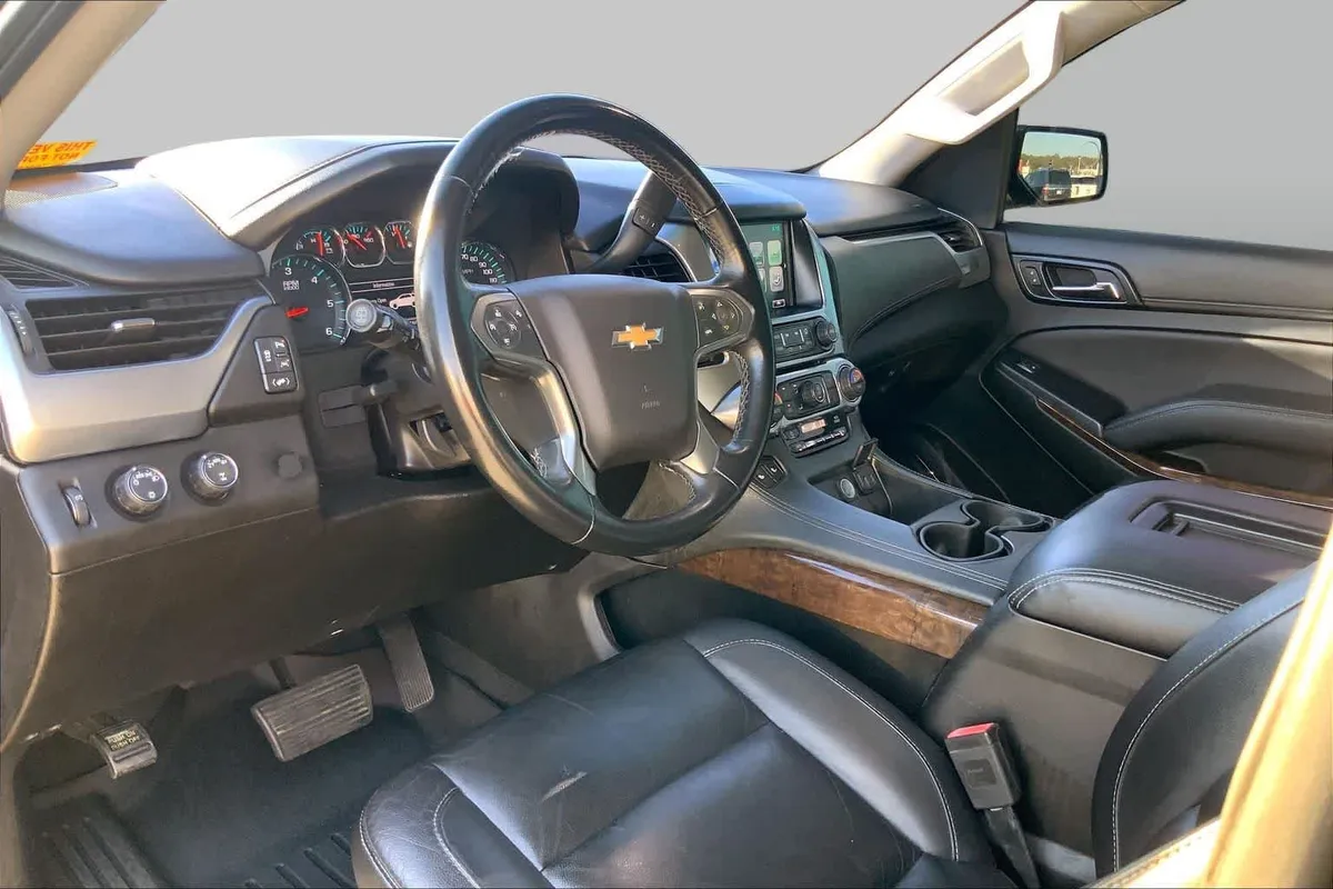 2019 Chevrolet Suburban LT thumbnail 17